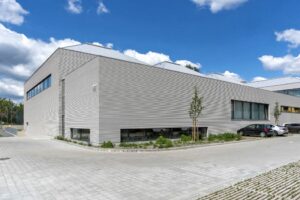 Sportovní hala má plastickou omítku