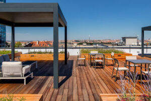 Budova B pražského BB Centra zvítězila v soutěži Zelená střecha roku 2021