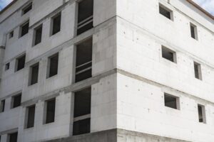 Nový projekt bytových domů v Karlových varech staví jeho developer opět s velkoformátovými prvky