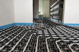 Speciální stěrky Cemix pro pokládku podlahového topení