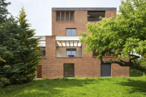 K proměně vily přispělo i řešení fasády z cihel