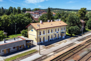 Ostře sledovaná nádraží a okna co vydrží