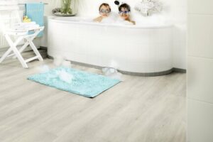 Podlahy v koupelně: S říší Poseidóna si poradí už i lamináty