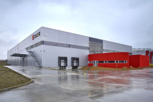 Zvenku stroj, uvnitř pracují lidé – hala Würth