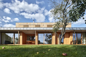 Dům ve staré zahradě  má na střeše louku