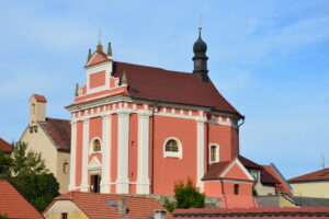 Kostel sv. Ludmily na Tetíně přivítal poutníky čerstvou fasádou