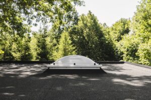 Světlík VELUX je řešením pro ploché střechy