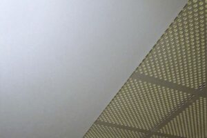 Děrovaný, nebo hladký podhled? Hlavně akustický! Knauf Cleaneo desky boří mýty