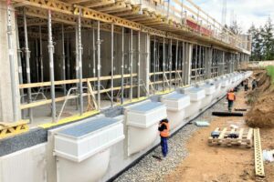 Suterén nové budovy krajského úřadu prosvětlen anglickými dvorky MEA