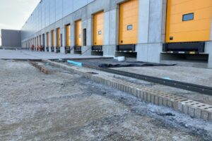 Logistický park u Bratislavy s odvodňovacími žlaby pro letiště