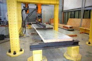 Velkorozměrný střešní panel z předpjatého dřeva