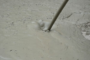 Cementová litá pěna PORIMENT: Tepelněizolační materiál pro podlahy a ploché střechy