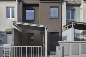 Důmyslná (spolu)práce se sluncem a z tmavé nevyužité půdy je prosvětlené bydlení