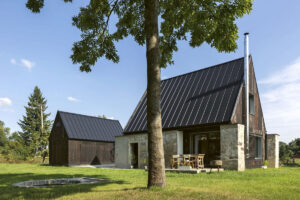 Dům vložený mezi zdi staré stodoly