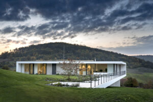 U vily ve svahu je beton nosnou konstrukcí i dekorací