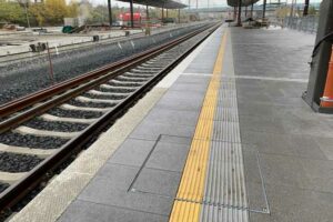 Bezpečná nástupiště nádraží Praha – Vršovice s poklopy MEA