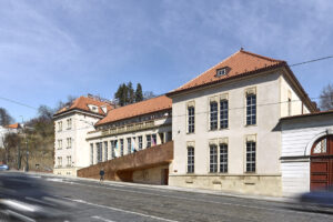 Trafostanice se proměnila na dům plný umění