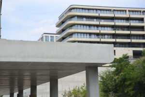 Pohledový beton na stavbě v Praze: Prodloužení podchodu v železniční stanici Praha hlavní nádraží