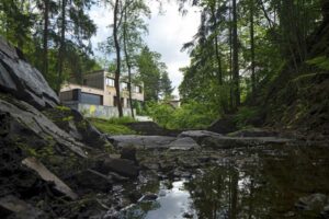 Nulový dům ve svahu nad Vltavou