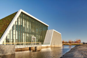 Sportovní areál v nizozemské obci Edam-Volendam: Budova, nebo hráz?