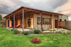 Dřevostavba se svými terasami otevírá do zahrady