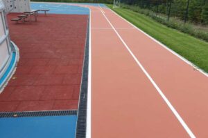 Kontrola odvodnění sportovního hřiště po roce užívání