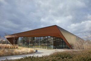 Plavecká hala v Lounech - elegantní černý plášť zdobí zvlněné sklo