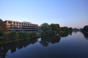 Stavba na břehu Labe vystupuje z řady – HHQ ČSOB Hradec Králové
