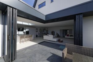 S novými shrnovacími systémy Schüco otevřete dveře skutečně dokořán