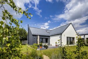 Rodinný dům na Karlštejnsku vsadil na cihly a plech