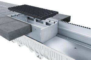 Estetické štěrbinové odvodnění u historické budovy Hlavního nádraží v Praze