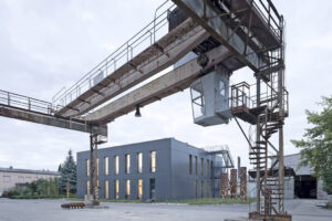 Prefabrikovaný betonový skelet se systémem sloupů, průvlaků a ztužidel