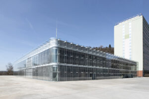 Budova získala novou dvoranu a dvojitý prosklený plášť