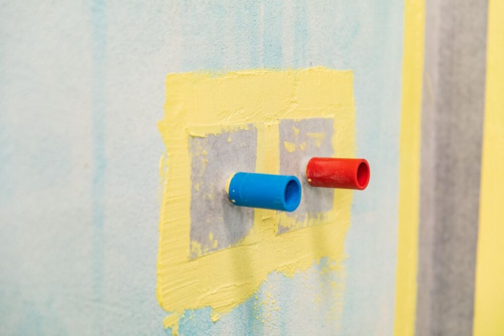 Veškeré prostupy skrze hydroizolační vrstvu musí být ošetřeny hydroizolační stěrkou Baumacol Proof, s vloženou Hydroizolační stěnovou těsnicí manžetou.