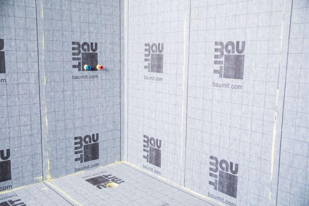 Ihned po provedení hydroizolační vrstvy je možné lepit dlažbu, dochází tak k výraznému zkrácení technologického postupu