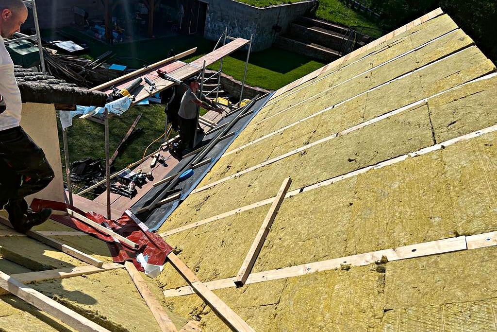 Doplněný tvarově stabilní a bezvadně zhotovitelem zapracovaný tepelný izolant