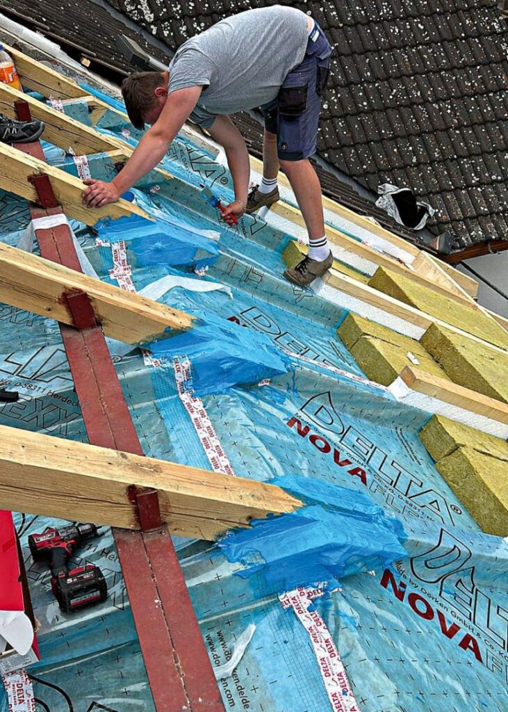 Přechod sanační parobrzdy DELTA-NOVAFLEXX ze šikmé střešní plochy na vodorovnou konstrukci stropu. Vzduchotěsnost detailu v místě přechodu je zajištěna pomocí pastovité hmoty DELTA-LIQUIXX